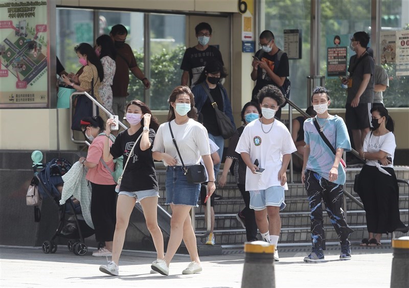 台灣9月30日無本土確診個案,另新增7例境外移入;截至台灣1日上午7時,全球至少2億3363萬2658人確診。圖為民眾出門在外戴好口罩。(中央社檔案照片)