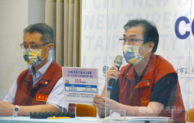 新北市副市長劉和然（右）1日表示，台北市校園BNT疫苗量不足，中央緊急媒合新北提供8000多劑疫苗支援，新北樂於協助各縣市，未來調配也會尊重中央指示，中央也承諾，新北下一波疫苗施打會補足數量。中央社記者黃旭昇新北市攝 110年10月1日