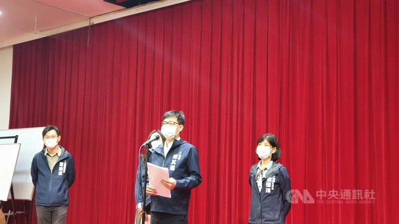 台積電傳將赴中油高雄煉油廠舊址投資設廠,針對舊址污染整治問題,高雄市長陳其邁(中)1日表示,目前投資方均了解相關進度,第3區在民國111年2月會先將污染土壤挖出,完成解除列管。中央社記者洪學廣攝 110年10月1日