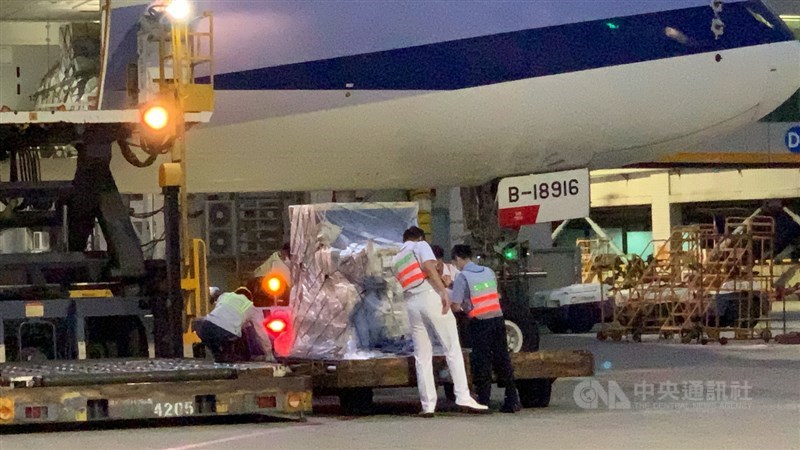 60多萬劑客製化標籤BNT疫苗1日清晨抵台,海關人員進行機邊驗放作業。中央社記者葉臻攝 110年10月1日