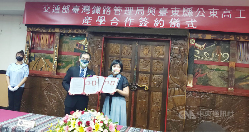 台鐵局和高中職產學合作,第一個學校選定台東公東高工,1日舉辦締約儀式,由台鐵局副局長馮輝昇(右2)和校長黃淑英(右)簽約,未來將攜手培育鐵路基層專業人才。中央社記者盧太城台東攝 110年10月1日