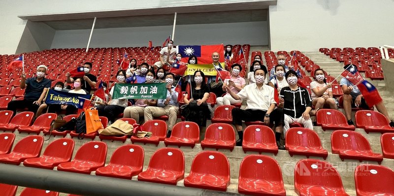 巴拉圭台灣鄉親製作打氣布條為花式滑輪王子陳毅帆加油祝福。 (駐巴拉圭大使館提供)中央社記者黃韻如傳真 110年10月1日