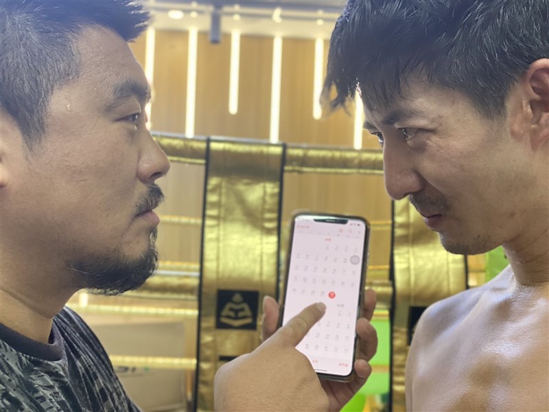 因報導武漢疫情遭拘禁的中國公民記者陳秋實（右）消失在公共視野逾一年半。他9月30日現身北京格鬥運動員徐曉冬（左）的YouTube頻道，感謝外界關注。（翻攝自徐曉冬Twitter）中央社 110年10月1日