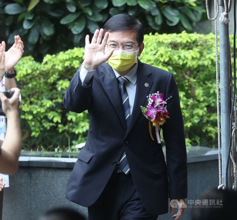 交通部長王國材1日出席110年全國交通安全月啟動記者會,向與會者揮手致意。中央社記者謝佳璋攝 110年10月1日