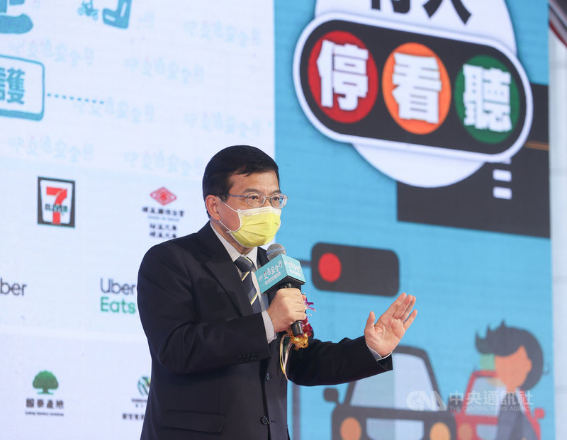 交通部1日舉行110年全國交通安全月啟動記者會,交通部長王國材(圖)表示,每年事故自9月開始攀升,為有效改善交通安全,因此將10月定為全國交通安全月,盼加強交通安全宣導,喚起國人的交通安全意識。中央社記者謝佳璋攝 110年10月1日