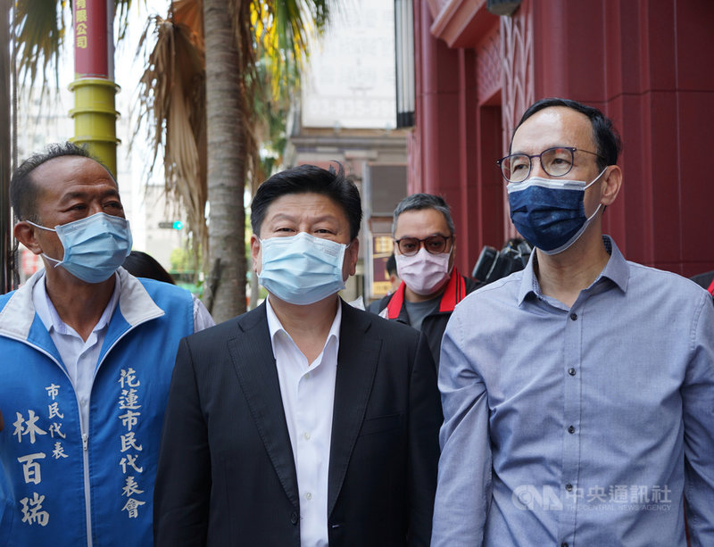 國民黨主席當選人朱立倫(右)2日中午至花蓮進行謝票之旅,並前往花蓮漫波假期飯店倒塌處關心修復狀況,無黨籍立委傅崐萁(中)全程陪同。中央社記者張祈攝 110年10月2日