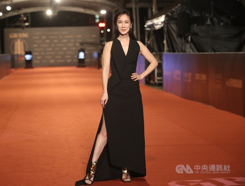 小薰(黃瀞怡)一身全黑禮服性感亮相,胸前大開深V,下半身也開高衩。中央社記者張新偉攝 110年10月2日