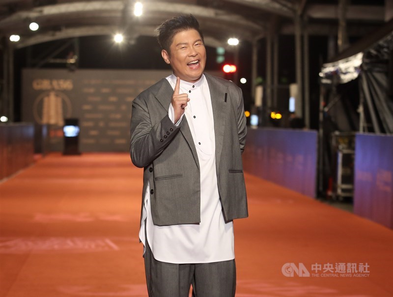 曾國城角逐益智及實境節目主持人獎,以灰色系西裝搭配長版白襯衫走紅毯。中央社記者張新偉攝 110年10月2日