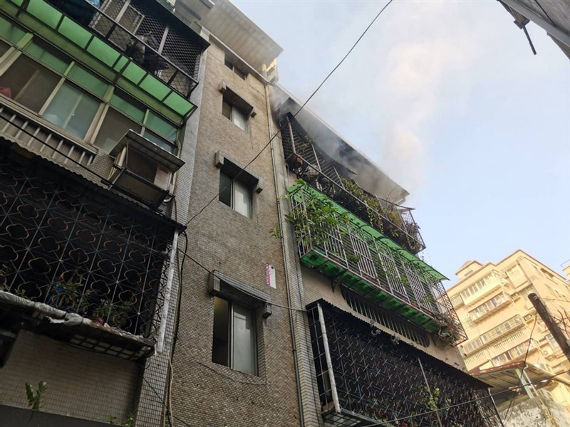 新北市泰山區明志路一處民宅2日清晨發生火警。（民眾提供）中央社記者黃旭昇新北傳真 110年10月2日