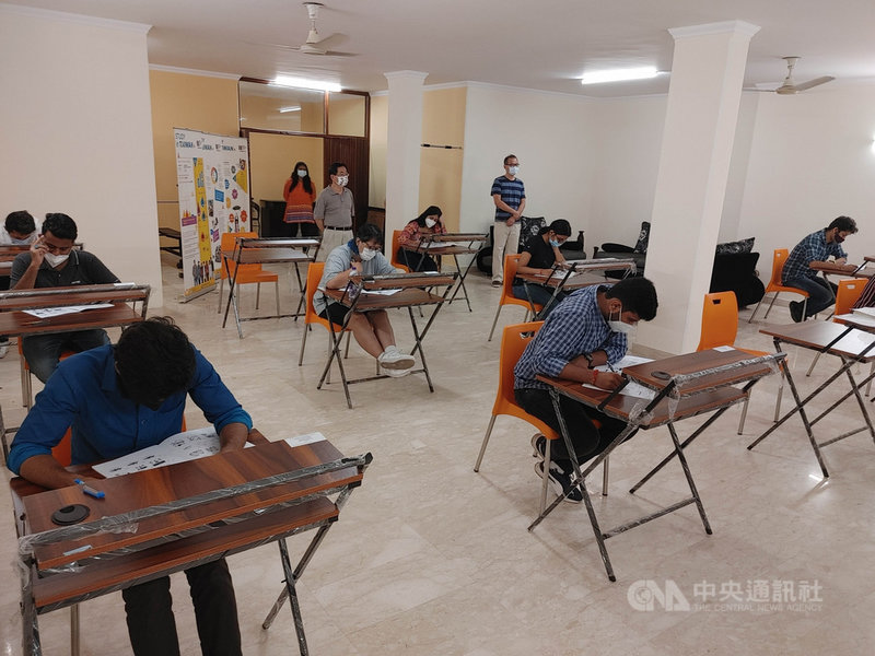 駐印度代表處2日在德里舉辦印度第2波COVID-19疫情減緩以來的首次華語文能力測驗,有20人報名參加。中央社記者林行健新德里攝 110年10月2日