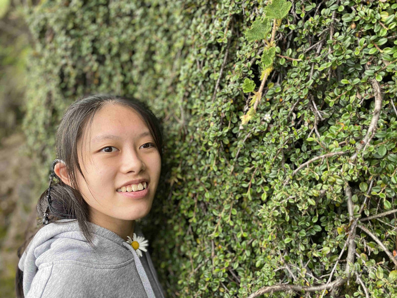 勵馨基金會2日舉辦第19屆Formosa女兒獎暨亞洲女兒獎頒獎典禮,今年特殊創作獎得獎人之一是就讀台北市立啟明學校的楊硯淳,儘管視覺及聽覺雙重障礙,但並未因此自我設限,反而將他人眼中的障礙轉化為優勢。(勵馨基金會提供)中央社記者吳欣紜傳真 110年10月2日