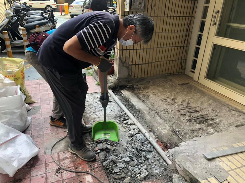 笁樂種子基金公益協會理事長滕治裕2日表示,笁樂志工透過奉獻服務及建築專業,長期協助弱勢家庭裝設扶手、改善環境等,盼望讓行動不便者生活起居更安全便利。(笁樂種子基金公益協會提供)中央社記者黃旭昇新北市傳真 110年10月2日