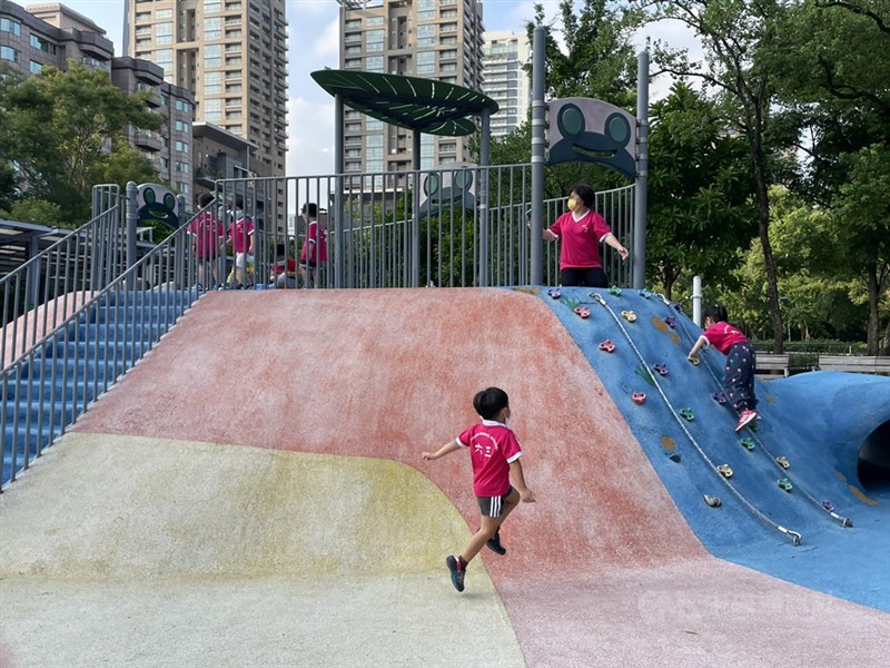 台灣本土疫情趨緩,北市公園兒童遊戲場1日終於重新開放使用,不少家長及老師出來「溜小孩」,孩子們興奮衝向遊樂設施。中央社記者陳怡璇攝 110年10月1日
