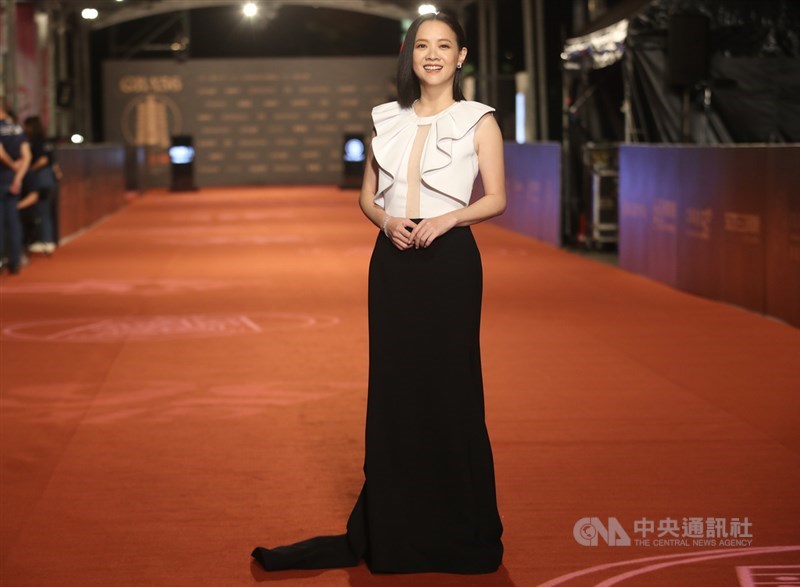 曾寶儀以黑白雙色禮服優雅現身金鐘紅毯。中央社記者張新偉攝 110年10月2日