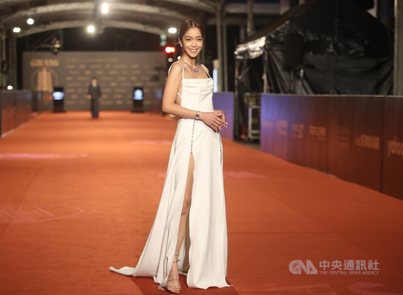 大霈(李霈瑜)一身白色高衩細肩帶禮服登上紅毯,吸睛全場。中央社記者張新偉攝 110年10月2日