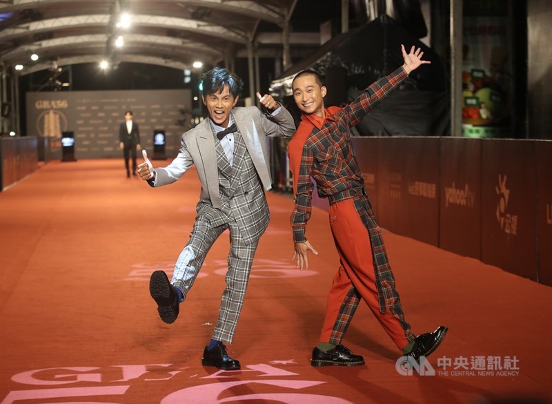 雙人組合「浩角翔起」身穿格紋西裝走紅毯,擺出逗趣姿勢合影。中央社記者張新偉攝 110年10月2日