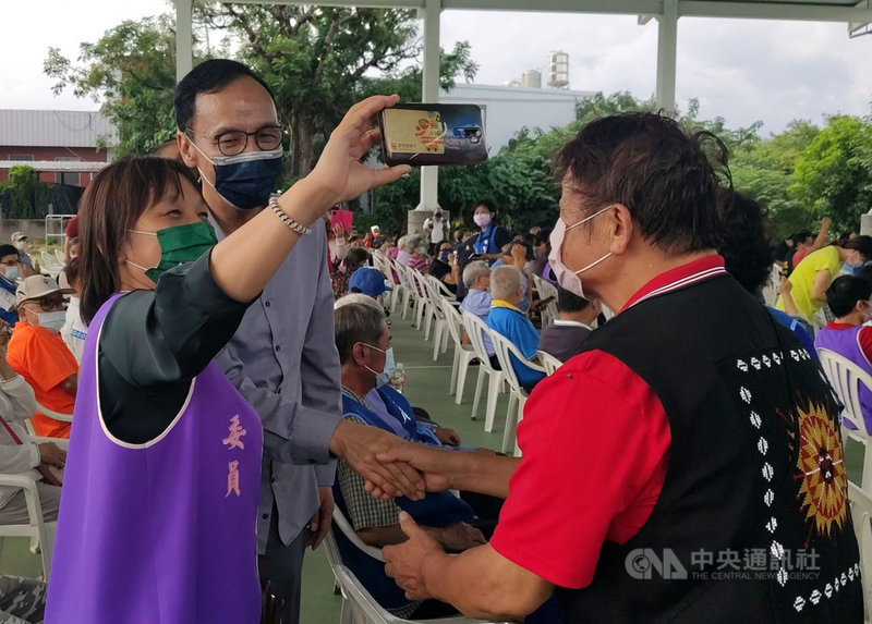 國民黨主席當選人朱立倫(前左2)2日到台東地區謝票,台東縣長饒慶鈴、國民黨公職人員和地方青年代表幾乎全都到場,朱立倫並與現場黨員開心合影。中央社記者盧太城台東攝 110年10月2日