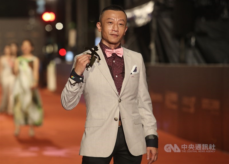 導演楊雅喆以淺色西裝搭配酒紅襯衫與粉色領結,盛裝出席金鐘獎紅毯。中央社記者張新偉攝 110年10月2日