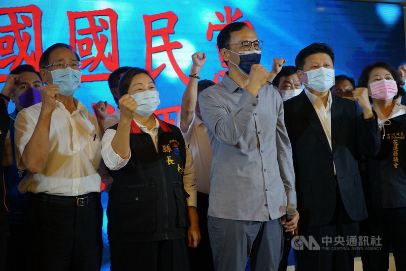國民黨主席當選人朱立倫(前左3)2日在花蓮縣長徐榛蔚(前左2)、國民黨立委鄭天財(前左1)、無黨籍立委傅崐萁(前右2)等人陪同下,在花蓮進行謝票感恩之旅。中央社記者張祈攝 110年10月2日