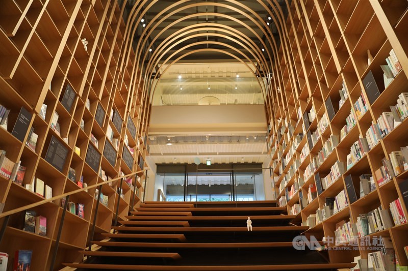 日本早稻田大學以知名作家村上春樹捐贈大批書籍、手稿等為基礎設立一座國際文學館(村上春樹圖書館)。這是改建舊校館的建築,委請建築大師隈研吾操刀設計,10月1日開館。(中央社檔案照片)