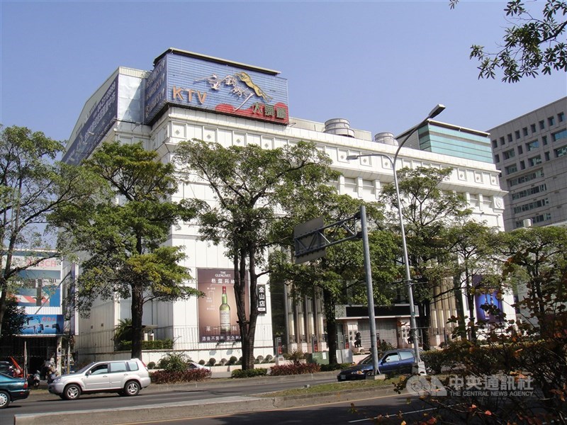 傳知名酒店金錢豹將轉型自助KTV。圖為台中市金錢豹酒店。(中央社檔案照片)