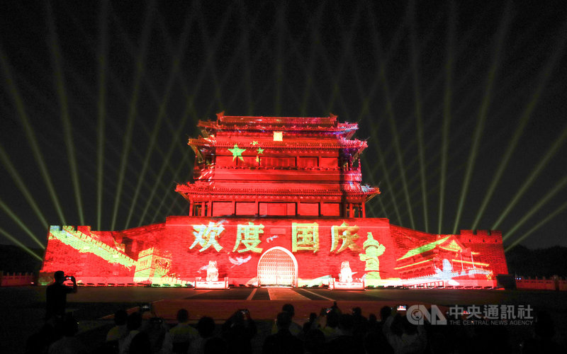 中國陷入供電危機後,首都北京市2日下令節約用電,全面暫停包括慶祝十一「國慶」的所有燈光秀。圖為9月28日,北京永定門公園南廣場的「國慶」燈光秀。(中新社提供)中央社 110年10月2日