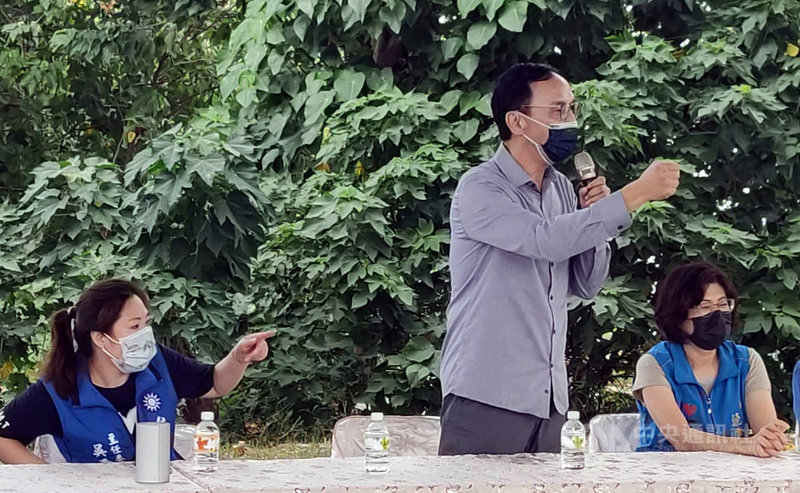 國民黨主席當選人朱立倫(右2)2日到台東答謝黨員支持時表示,「國民黨一定要重新回到讓世界重視我們,讓兩岸能夠和平」,朱立倫談話語氣堅定,緊握拳頭,現場氣氛相當熱絡。中央社記者盧太城台東攝 110年10月2日