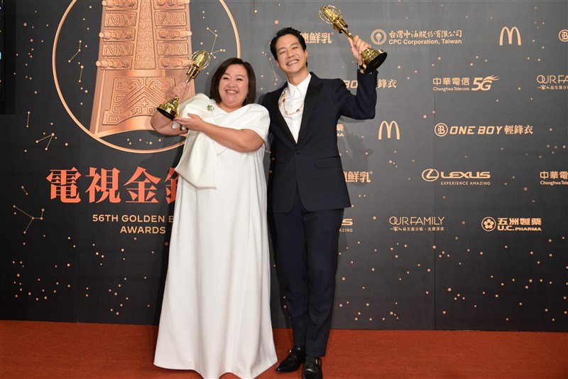 第56屆金鐘獎頒獎典禮10月2日登場，藝人鍾欣凌（左）以「我的婆婆怎麼那麼可愛」奪戲劇節目女主角獎，薛仕凌（右）以「生生世世」獲戲劇節目男主角獎。（三立電視提供）