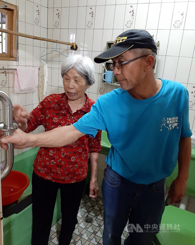 笁樂種子基金公益協會理事長滕治裕(右)2日表示,志工奉獻建築專業,長期協助弱勢家庭免費設安全扶手,盼長輩生活快樂,讓起居更安全便利。(笁樂種子基金公益協會提供)中央社記者黃旭昇新北市傳真 110年10月2日
