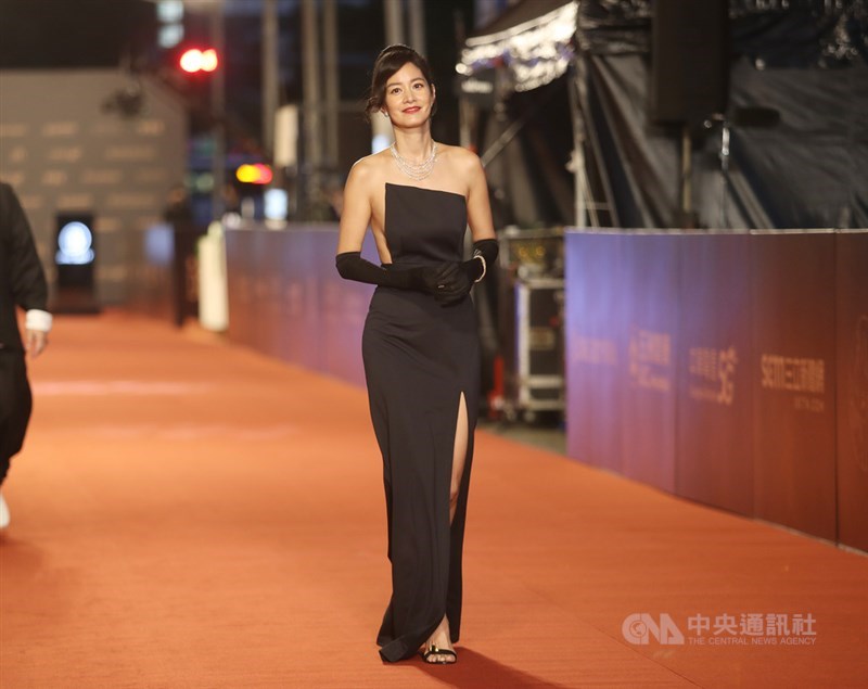 Janet入圍迷你劇集女配角獎,一襲黑色系禮服亮相,正面氣質典雅,側面與美背則驚豔眾人。中央社記者張新偉攝 110年10月2日
