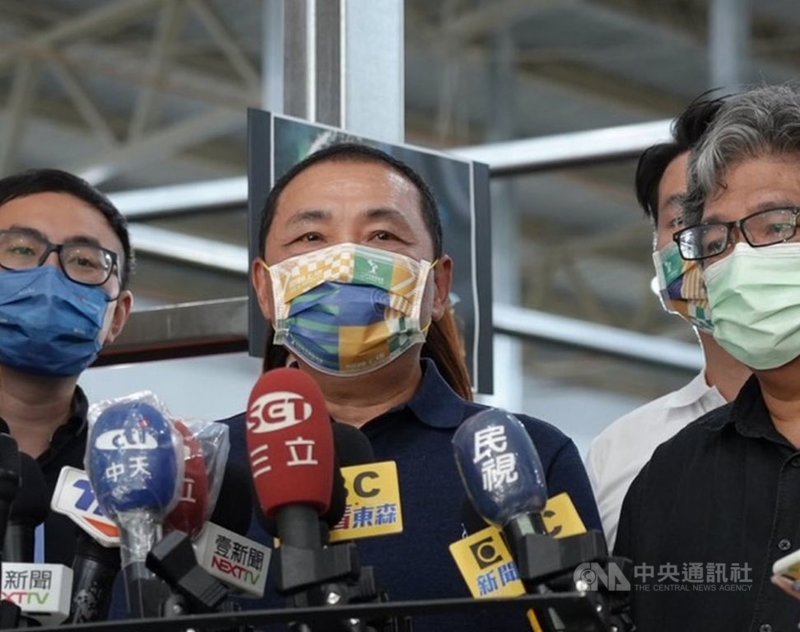 新北市長侯友宜(中)2日談及中央有意鬆綁戶外戴口罩規定時表示,目前全國疫情相對穩定,只要大家能保持憂患意識,把防疫擺在最優先,就可以逐步朝鬆綁方向走,但強調應秉持以防疫優先、鬆綁其次態度。中央社記者沈佩瑤攝 110年10月2日