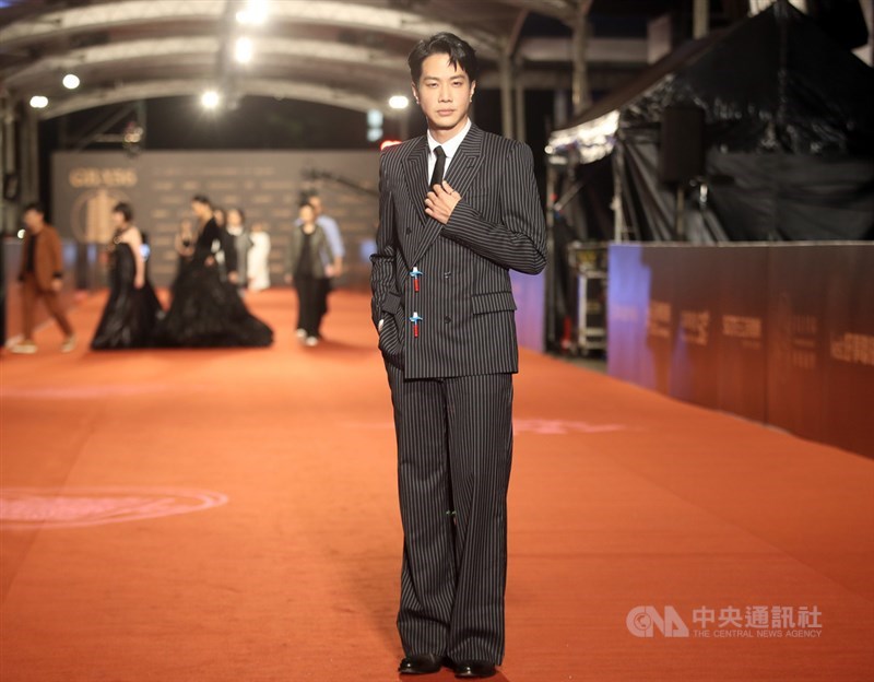薛仕凌雙料入圍金鐘視帝及迷你劇集男配角獎,2日身著直條紋西裝搭配寬褲現身紅毯。中央社記者張新偉攝 110年10月2日