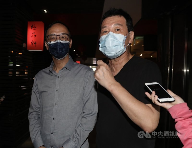 國民黨黨主席當選人朱立倫(左)2日與國民黨立法院黨團幹部餐敘,國民黨立法院黨團總召費鴻泰(右)出席餐敘。中央社記者張皓安攝 110年10月2日