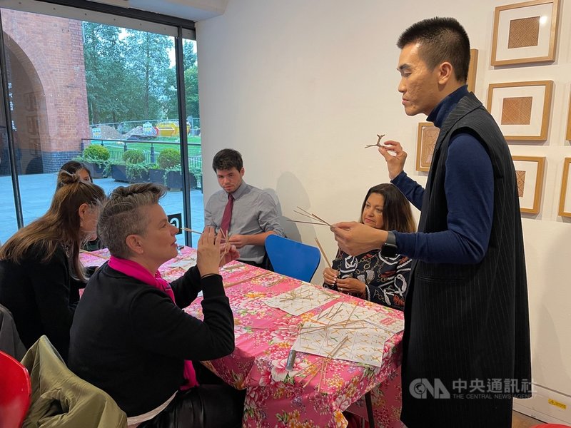 在倫敦工藝週期間,台灣推出「無盡線像—台灣藺編工藝」展覽,並舉辦工作坊讓民眾體驗工藝創作的技術難處。工作坊由策展人劉信宏親自帶領。中央社記者陳韻聿倫敦攝 110年10月3日