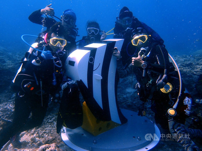 綠島水下新地標 尖翅燕魚海底母子郵筒 啟用 生活 中央社cna