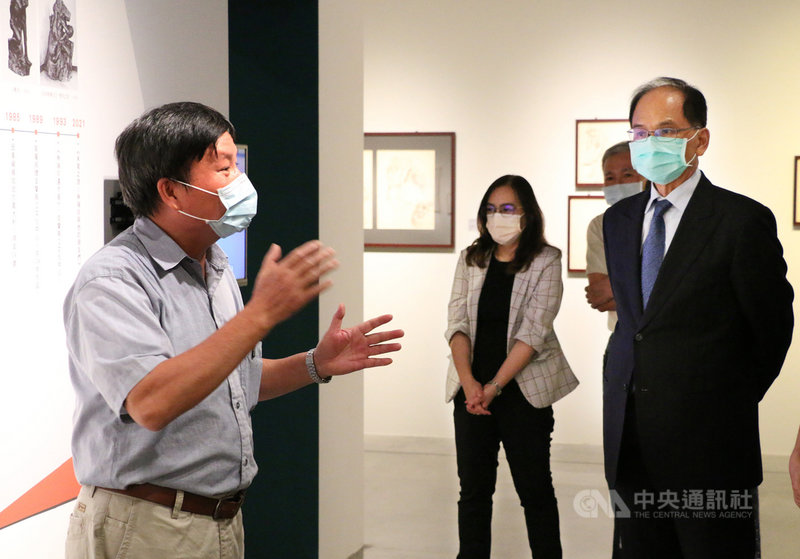 高鐵延伸宜蘭案站址選擇引發地方議論,立法院長游錫堃(前右)3日前往宜蘭美術館參觀時受訪表示,四城站的缺點最多,專業有很多方面,不能只從工程切入。(宜蘭縣政府文化局提供)中央社記者王朝鈺傳真 110年10月3日