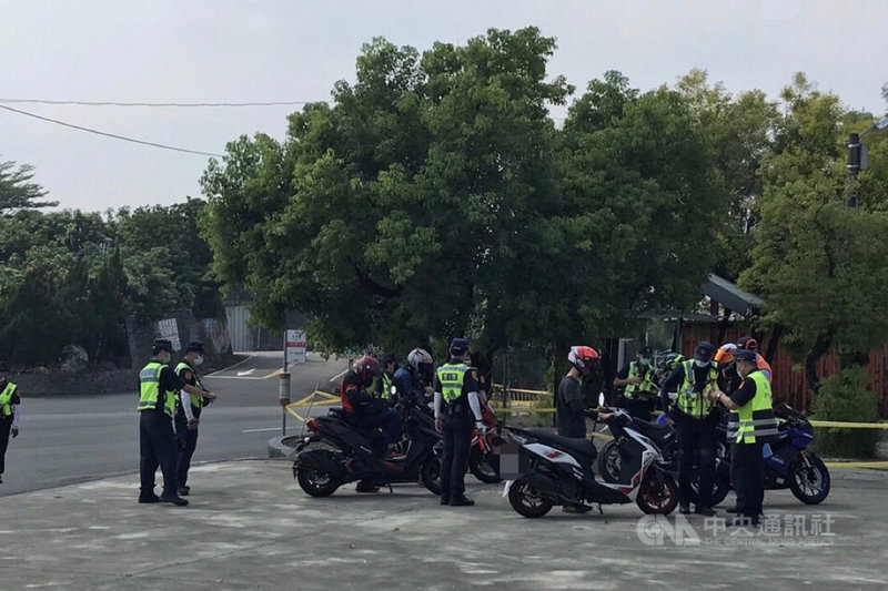 台南市道182線吸引不少重機騎士前往拍攝「壓車過彎」美照,但常有意外事故發生,警方與監理站等單位不定期執行聯合稽查取締違規。(歸仁警分局提供)中央社記者楊思瑞台南傳真 110年10月3日