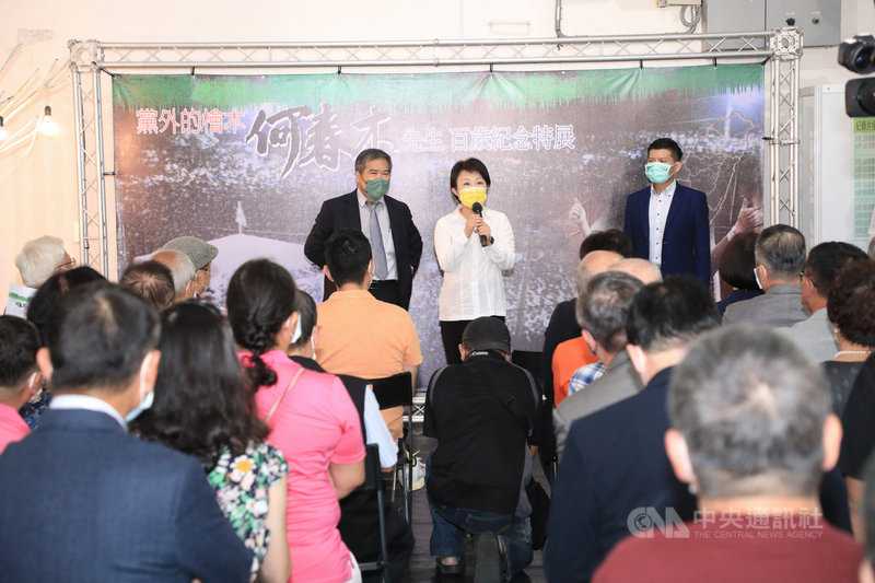 台中市長盧秀燕(後中)3日出席「何春木先生百歲紀念特展」開幕式,盧秀燕回憶自己昔日與何春木的互動表示,他就是這麼慈祥的人。中央社記者趙麗妍攝 110年10月3日