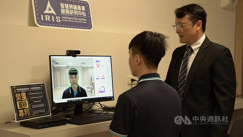 雲林科技大學教授張傳育(右)帶領研究生攜手台大醫院雲林分院副院長馬惠明,共同研發「零接觸檢測-心率及呼吸偵測技術」,獲2021烏克蘭國際發明展金牌。(中華創新發明學會提供)中央社記者許秩維傳真 110年10月3日