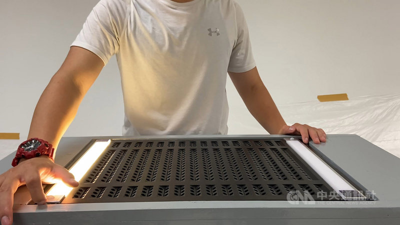 樹德科技大學師生發明「具病媒蟲防疫與導流功能的排水溝蓋裝置」,具導水與排水功能,還能防止病媒源任意出入,獲2021烏克蘭國際發明展金牌。(中華創新發明學會提供)中央社記者許秩維傳真 110年10月3日
