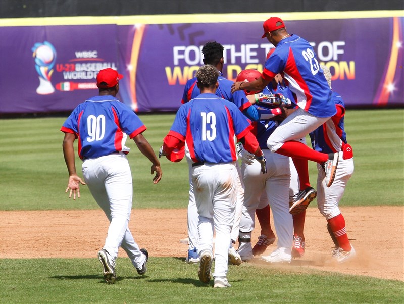 U23世界盃棒球賽上週於墨西哥落幕，古巴隊球員自飯店跳窗出走，最後陣中24名成員僅約半數人返國。圖為古巴1日比賽畫面。（圖取自世界棒壘球總會網頁wbsc.org）