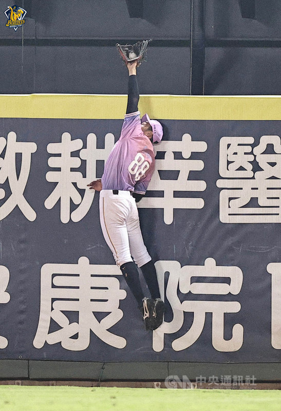 中華職棒中信兄弟新秀宋晟睿(圖)3日在第6局演出超美技沒收全壘打,下個半局又馬上敲出生涯首轟,助球隊追平,最終兄弟以7比3擊退味全龍隊。(中信兄弟提供)中央社記者楊啟芳傳真 110年10月3日