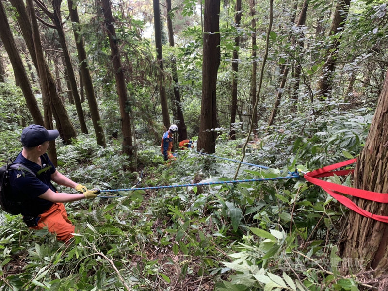 栗縣獅潭鄉仙山步道3日發生婦人失足墜谷身亡意外,消防局4日指出,仙山是台灣小百岳之一,坡度陡峭、地勢險峻且有攀繩段,務必格外留心。圖為救難人員沿山勢下切搜救墜谷者。(民眾提供)中央社記者管瑞平傳真 110年10月4日