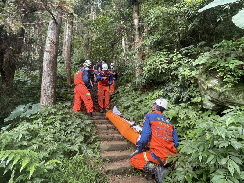 台中市64歲劉姓婦人3日到苗栗縣獅潭鄉仙山登山步道登山健行時不慎失足墜谷,苗栗縣消防局動員搜救,發現婦人時已無呼吸心跳,將遺體搬運下山。(民眾提供)中央社記者管瑞平傳真 110年10月4日