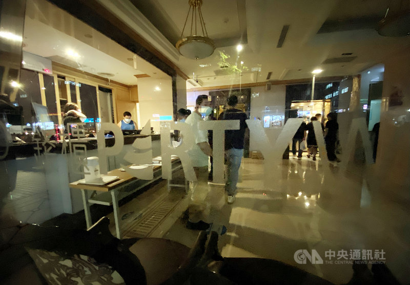 中央流行疫情指揮中心日前宣布,5日將有條件開放KTV等休閒娛樂場所,錢櫃在官網公告,10月5日起,各門市將陸續恢復營業。4日晚間店內可見到工作人員忙進忙出整理場地。中央社記者孫仲達攝 110年10月4日