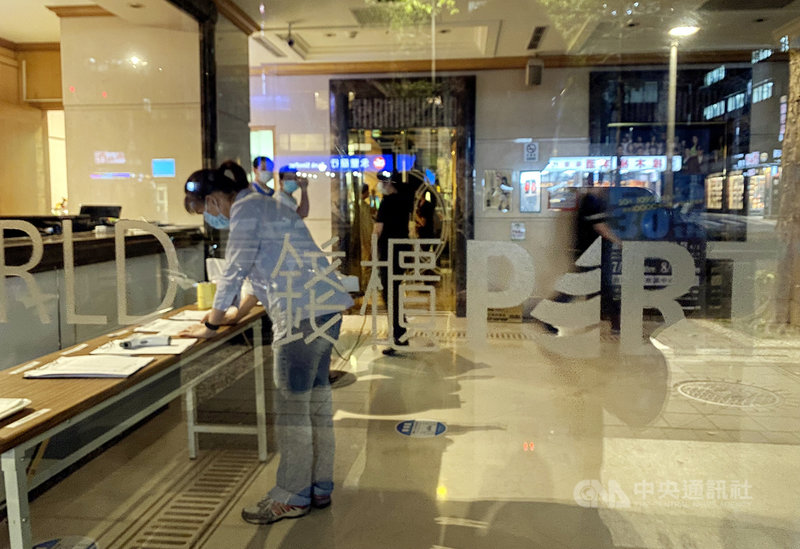 睽違4個多月KTV業者終於迎來解封,5日起全台各門市將陸續開店做生意,但必須落實實聯制、包廂容留限制、唱歌全程戴口罩等規定。4日晚間工作人員進駐整理,準備迎接明天的客人。中央社記者孫仲達攝 110年10月4日