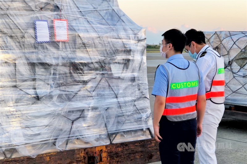 客製化標籤BNT疫苗4日再度到貨約20萬劑,載運疫苗的班機落地後滑行停靠於第一航廈A9機坪,由地勤人員將放置於貨艙的溫控櫃卸下完成通關及消毒作業。中央社記者吳睿騏桃園機場攝 110年10月4日