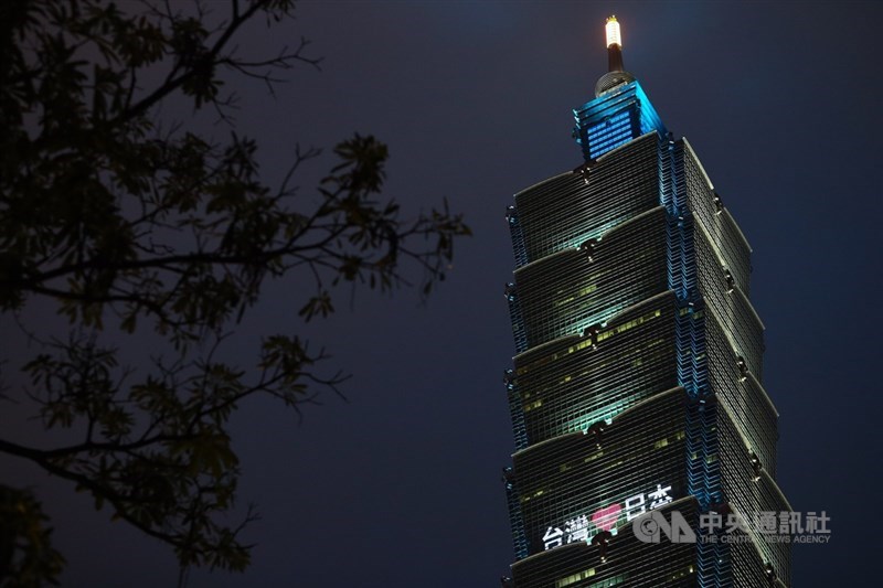 5月台灣疫情嚴峻,最缺疫苗之際,6月4日日本提供首批近124萬劑AZ疫苗抵台,至今陸續無償提供5批AZ疫苗、共約390.4萬劑給台灣。圖為6月4日台北101點燈打字感謝日本,表達全民珍惜台日友誼。(中央社檔案照片)