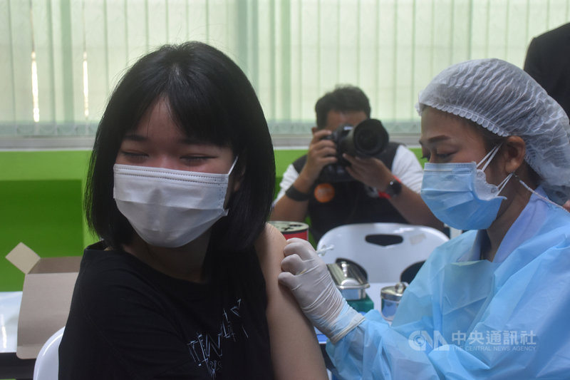 泰國教育部從4日開始優先為29個疫情最嚴重地區12到18歲的學生施打輝瑞疫苗,曼谷市9月下旬也已啟動施打計畫,力拼11月學校實體開學。圖為接種疫苗的學生因為緊張而閉上眼睛。中央社記者呂欣憓曼谷攝 110年10月4日
