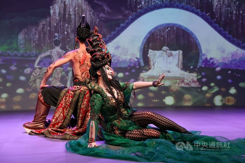 科文双融集團子公司双融域在台北101大樓打造全台首座前瞻數位沉浸展演平台,12月17日起將以「蕩寇誌之終極英雄」全沉浸體驗展覽形式展出。興傳奇青年劇場4日在啟售記者會上演出劇中片段。中央社記者鄭清元攝 110年10月4日